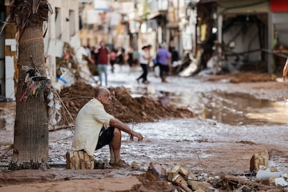 Un hombre observaba el 31 de octubre los daños causados por las inundaciones en Paiporta (Valencia).