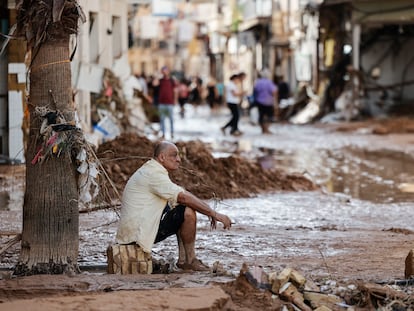 Un hombre observaba el 31 de octubre los daños causados por las inundaciones en Paiporta (Valencia).