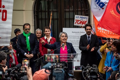 Jeannette Jara habla tras inscribir su candidatura en el Servicio Electoral de Chile en Santiago, el 30 de abril de 2025.