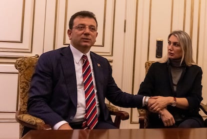 El alcalde de Estambul, Ekrem Imamoglu, junto a su esposa, Dilek, en su despacho este miércoles. 