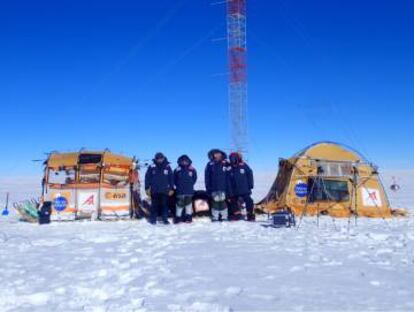 Los expedicionarios del Trineo de Viento en la Antártida Inexplorada, junto a la base 'Plateau Station', enterrada bajo el hielo.