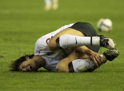 Morientes se duele en el césped tras una entrada.