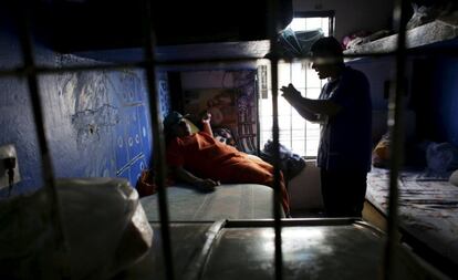 Dos presos hablan dentro de su celda en una prisión en Monterrey.