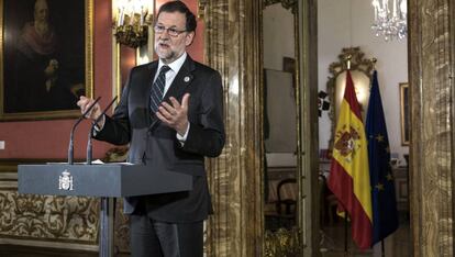 Mariano Rajoy, durante la rueda de prensa en la Embajada de España en Roma.