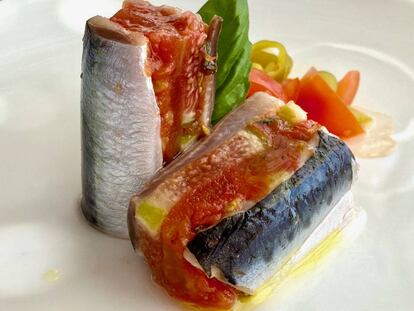 Lomos de sardinas marinados con higos, tomates y aceitunas. J.C. CAPEL