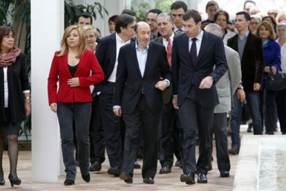 Cristina Narbona, Elena Valenciano, Alfredo Pérez Rubalcaba y Tomás Gómez, al frente de los candidatos del PSOE en Madrid.