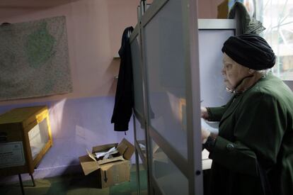 Una mujer vota en una cabina en un colegio electoral situado en el barrio de Zamalek.