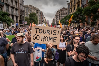 Manifestación contra el exceso de turismo en Barcelona en junio de 2024.