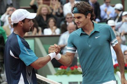 Federer saluda a Falla después del partido.