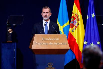 El rey Felipe VI pronuncia su discurso durante la ceremonia de entrega de los premios Princesa de Asturias, en Oviedo.