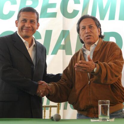 Alejandro Toledo (derecha) y Ollanta Humala, ayer en Lima.