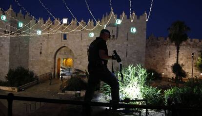Un policía inspecciona la zona del atentado en la puerta de Damasco de Jerusalén
