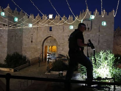 Un polic&iacute;a inspecciona la zona del atentado en la puerta de Damasco de Jerusal&eacute;n