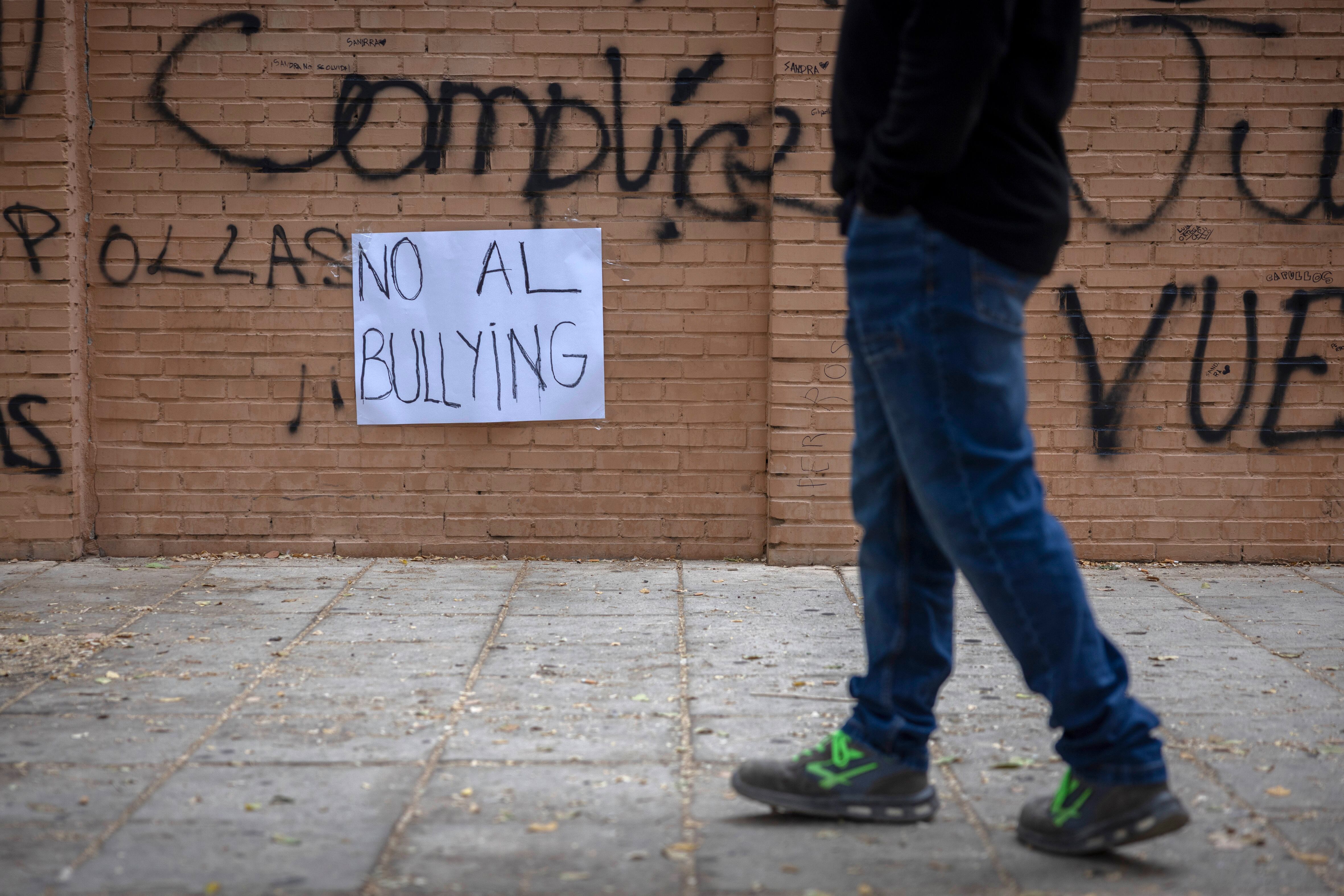 Algunas pintadas acusaban al centro de no actuar contra el acoso a la joven.