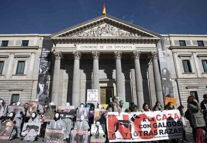 Asociaciones animalistas se manifiestan contra la caza con perros frente al Congreso.