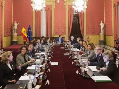 PP y Ciudadanos censuran el diálogo entre el Gobierno y la Generalitat, mientras el Consejo de Ministros se celebra en Barcelona y aprueba medidas sociales con altercados en las calles