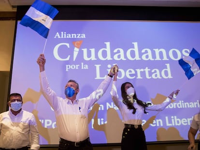 La Miss Nicaragua, Berenice Quezada, (c-d), y el exjefe de Contra, Oscar Sobalvarro, tras ser proclamados como fórmula presidencial por la agrupación opositora Ciudadanos por la Libertad, este miércoles en Managua.