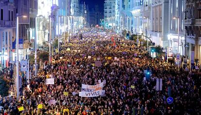 Manifestación del Día Internacional de la Mujer en 2017, Madrid. La huelga feminista del próximo 8 de marzo tiene un enorme apoyo entre los españoles: el 82% cree que hay motivos suficientes para convocar la protesta contra la discriminación que sufren las mujeres, según datos de la encuesta sobre desigualdad realizada por Metroscopia para EL PAÍS.