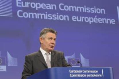 El comisario europeo de Comercio, Karel De Gucht, durante una rueda de prensa en Bruselas, Bélgica. EFE/Archivo