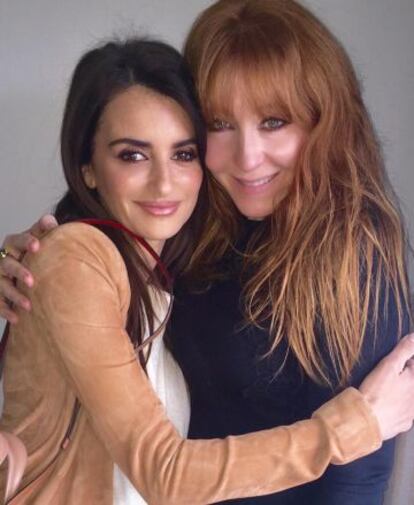 Penélope Cruz y Charlotte Tilbuiry.