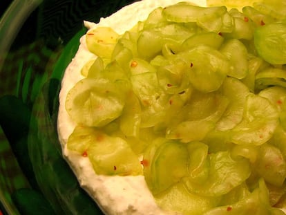 Pepino picante con lima y feta