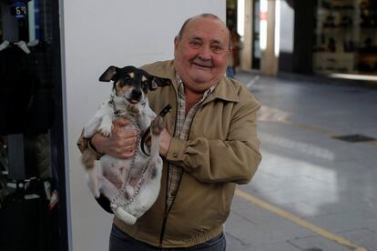 Pascual Valencia, de 73 años, posa con su perro 'Tom' en el centro de Ronda (España), el 4 de diciembre de 2017.