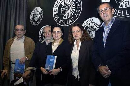 Los escritores griegos Thanasis Valtinós, Pavlos Mátesis y Rhea Galanaki, con Natividad Gálvez y Fernando R. Lafuente (de izquierda a derecha), ayer en El Círculo de Bellas Artes de Madrid.