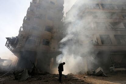 Una extensa parte del festival está dedicada a uno de los principales conflictos internacionales: la guerra civil en Siria. En la fotografía, el serbio Goran Tomasevic ('freelance' que trabaja para la agencia Reuters) retrató este edificio aún ardiendo tras un ataque de las fuerzas aéreas del presidente Bachar el Asad. La escena se produce en el barrio damasceno de Ain Tarma. Debido a los enfrentamientos, un amplio número de edificios se encuentran dañados y son sensibles al viento invernal. (Enero de 2013).