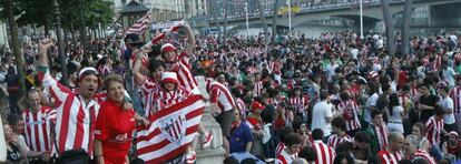 Miles de seguidores rojiblancos animan al equipo en el Arenal bilbaíno horas antes del partido. 