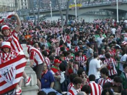 Miles de seguidores rojiblancos animan al equipo en el Arenal bilbaíno horas antes del partido. 