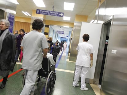 Pacientes y personal de Osakidetza en un hospital del País Vasco.