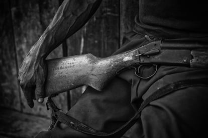 Nativo armado com um velho rifle vigia na comunidade de Tsumtsuim, meses após as expulsões forçadas realizadas pelos militares e a posterior reação dos índios.