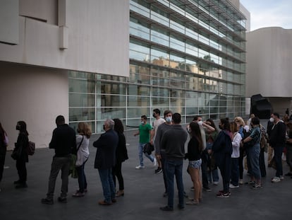 Colas en la entrada del Museu d'Art Contemporani de Barcelona (Macba) en la Nit dels Museus.