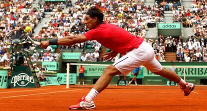 Nadal se estira para devolver la pelota a Denis Istomin.