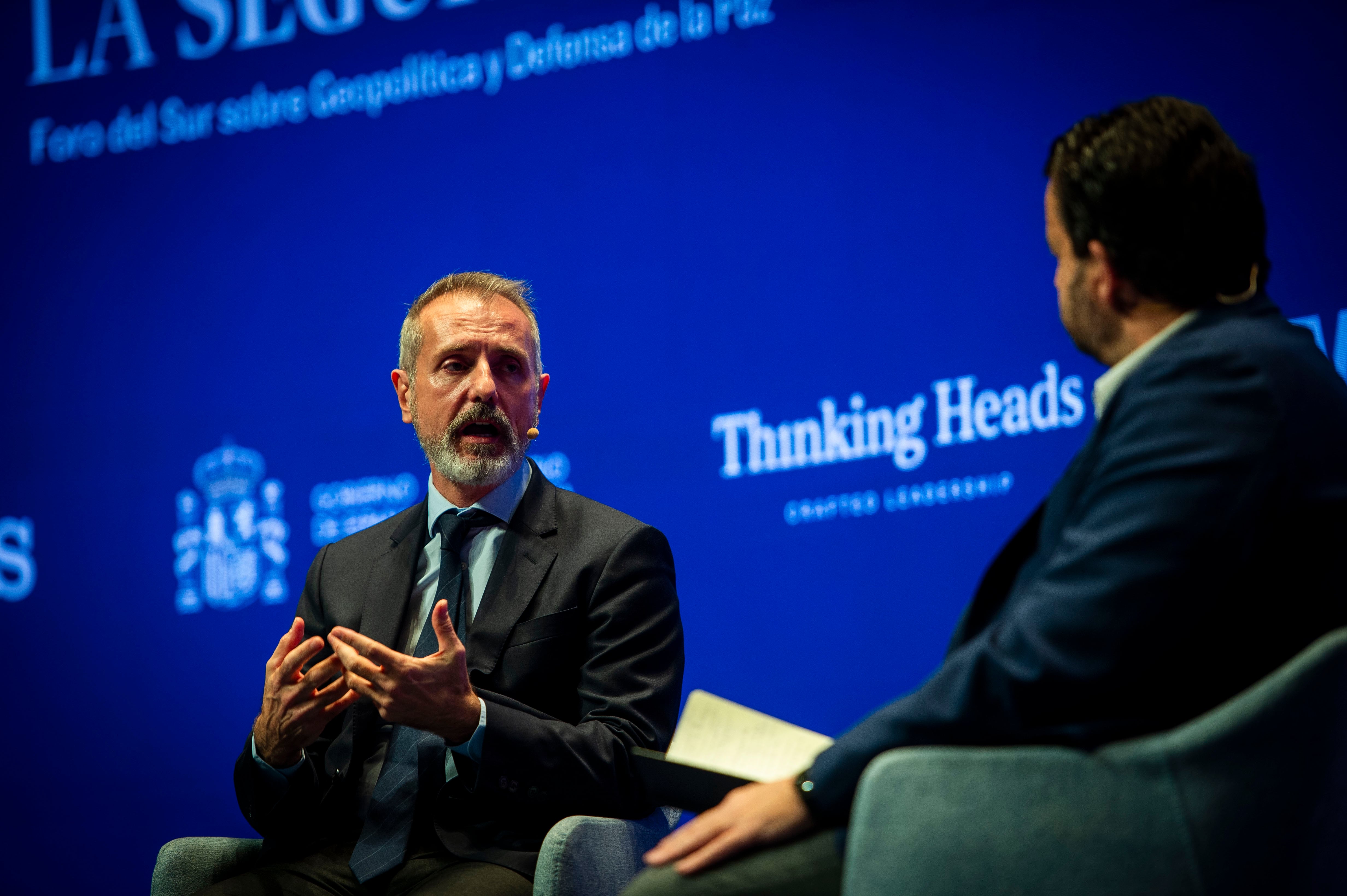 Marc Murtra, presidente ejecutivo de Indra, conversa con Daniel Toledo, subdirector de Cinco Días, durante el evento Diálogos para la Seguridad en el Museo Reina Sofía de Madrid. 