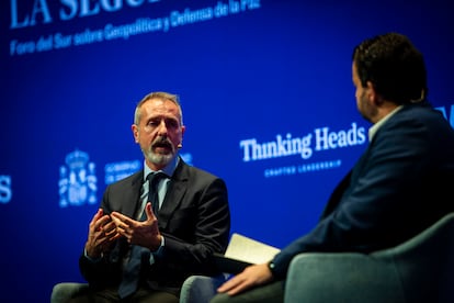 Marc Murtra, presidente ejecutivo de Indra, conversa con Daniel Toledo, subdirector de Cinco Das, durante el evento Dilogos para la Seguridad en el Museo Reina Sofa de Madrid. 