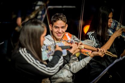 Tres jóvenes músicos de la sección de cuerda de la orquesta durante uno de los conciertos ofrecidos en las navidades de 2017 en España.