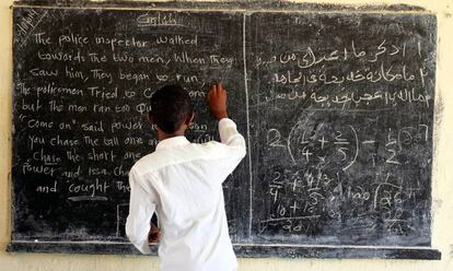 Un alumno escribe en la pizarra de su escuela en la región de Somaliland, en Somalia.