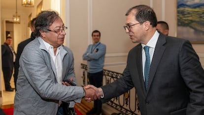 El presidente, Gustavo Petro, y el fiscal general de la nación, Francisco Barbosa durante una reunión en el despacho presidencial en Bogotá, en abril de 2023.