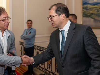 El presidente, Gustavo Petro, y el fiscal general de la nación, Francisco Barbosa durante la reunión en el despacho presidencial en Bogotá, el 10 de abril de 2022.