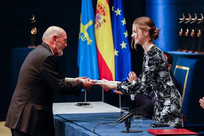 La princesa Leonor entrega el galardón al arqueólogo mexicano Eduardo Matos Moctezuma, premio Princesa de Asturias de ciencias sociales.

