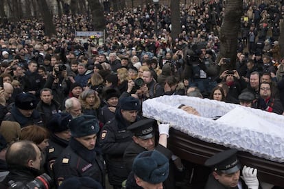 No final de fevereiro, o opositor Borís Nemtsov foi assassinado a tiros no centro de Moscou. Na imagem, milhares de pessoas seguem seu ataúde durante a cerimônia na avenida Sájarov em Moscou, Rússia.