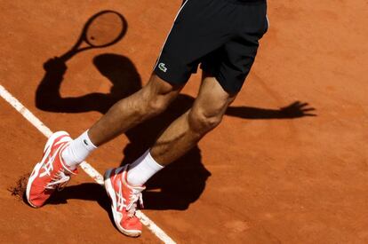 Sombra proyectada en el suelo del serbio Novak Djokovic, durante un saque.