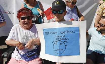 Amelia y su nieto durante la protesta ante la estación de Atocha.