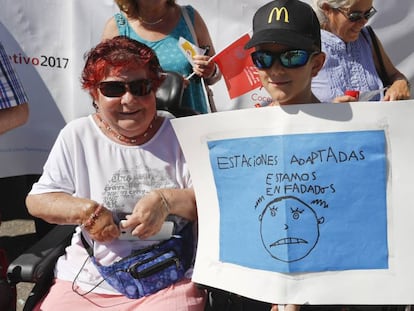 Amelia y su nieto durante la protesta ante la estación de Atocha.