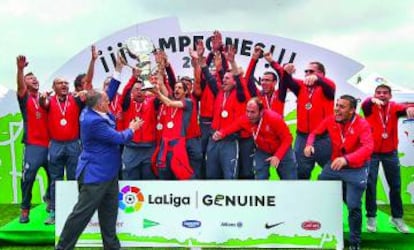 El presidente de LaLiga, Javier Tebas, entregando el trofeo deportivo.