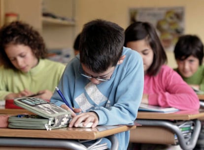 Alumnos del colegio de Primaria Ramiro de Maeztu de Oyn, un centro que por su proximidad a Logro?o acoge a muchos ni?os de familias riojanas que no estudian euskera.