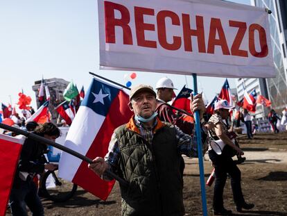 Un hombre se manifiesta contra la aprobación de una nueva constitución chilena, en Santiago, el 20 de agosto de 2022.