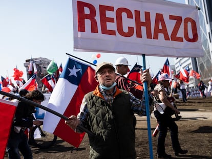 Un hombre se manifiesta contra la aprobación de una nueva constitución chilena, en Santiago, el 20 de agosto de 2022.