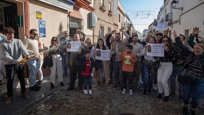 Vecinos de Guillena (Sevilla) agraciados con el tercer premio de la lotería del Niño, número 18918.
